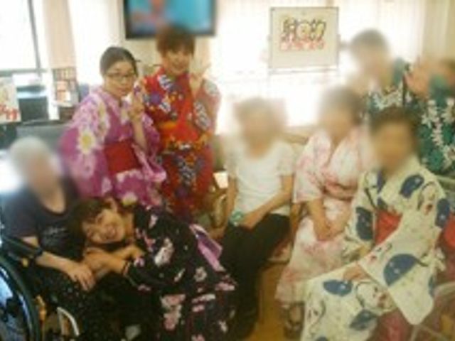 親しみやすい雰囲気の交流 ラウンジ 和装を楽しむ利用者とスタッフが集まる、親しみやすい雰囲気の場です。リラックスしながら交流できます。