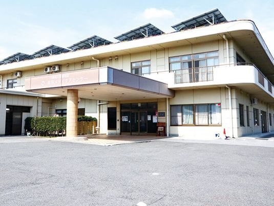 施設の正面外観  