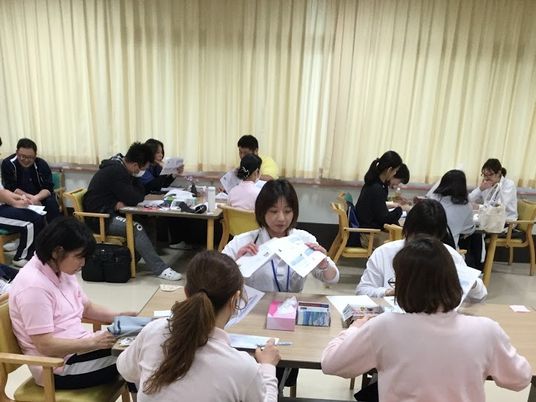多目的室で作業する人々  