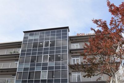 落ち着いた外観の建物