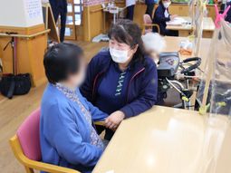 対話するスタッフと利用者