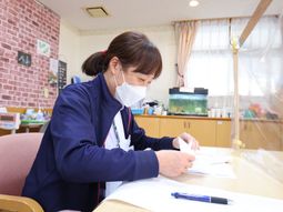 スタッフが書類整理