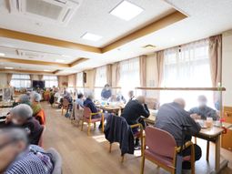 明るい食堂の日常風景