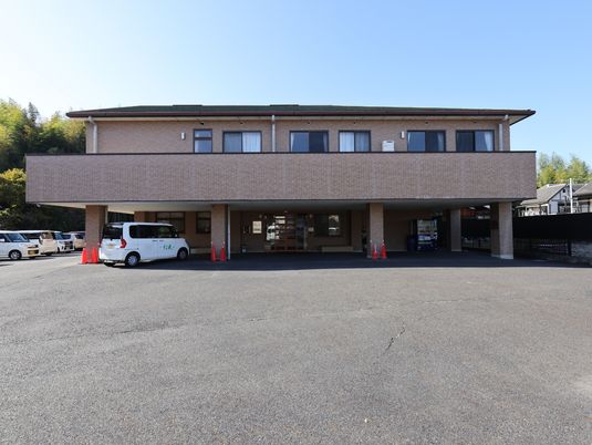 広々とした施設外観