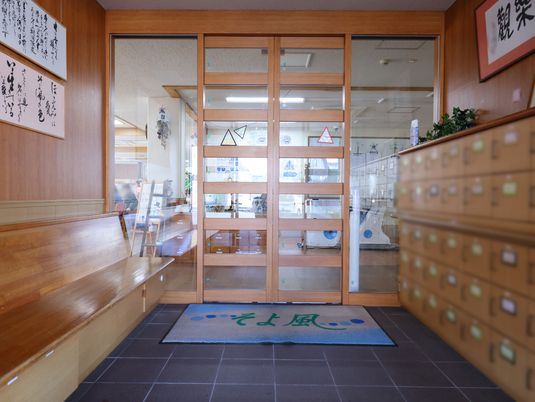 エントランスの木製ドア