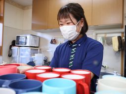 スタッフの笑顔キッチン作業