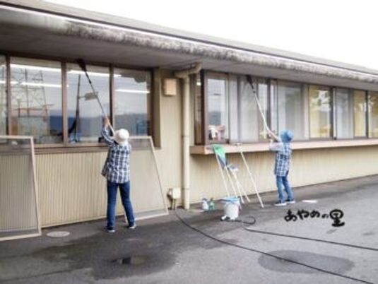 外壁清掃中の建物外観  