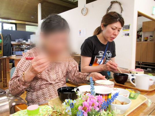 食事をする明るい場面