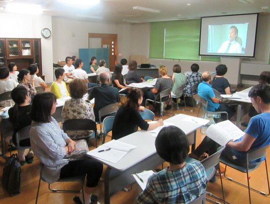 研修を受ける人々