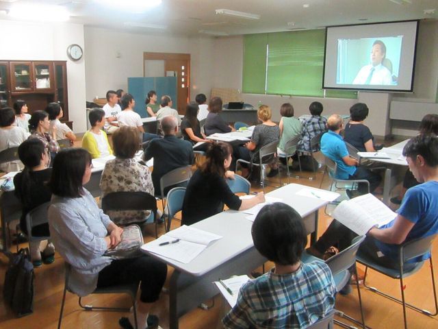 研修を受ける人々 多目的室 職員向けの研修が行われる多目的室です。学びの場として、多くのスタッフが参加しています。