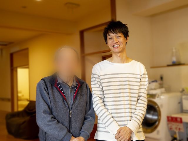 くつろげる休憩室 休憩室 ゆったりとした空間で、落ち着いた雰囲気の休憩室です。スタッフがご利用者と交流している様子がうかがえます。