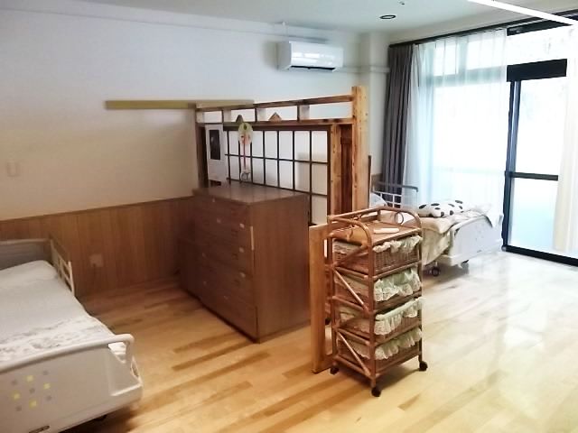 日の差す居室 居室 自然光が差し込む、心地よいプライベートスペースです。ベッドや家具が設置されています。