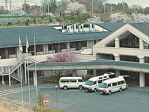 桜が咲く建物の外観