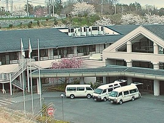 桜が咲く建物の外観