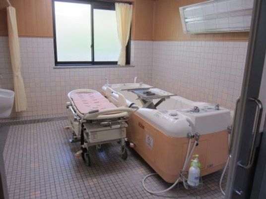 浴室の介助用浴槽とベッド浴槽  