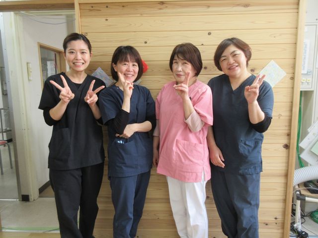 笑顔のスタッフたち スタッフイメージ 明るい雰囲気の中で、優しい笑顔の職員たちが楽しそうな様子です。和やかな職場環境が伺えます。
