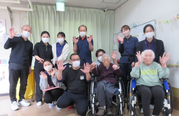 スタッフと利用者たちの室内