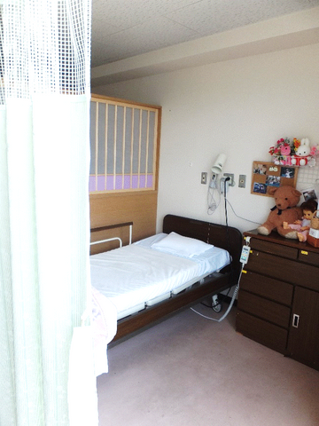 ぬいぐるみが置かれた居室 居室 明るく清潔感のある居住空間です。ぬいぐるみや写真が飾られており、温もりを感じます。