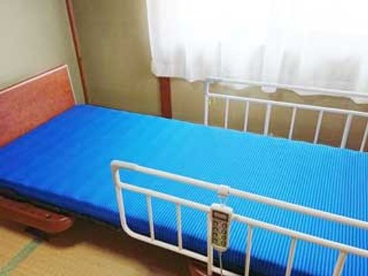 ベッドが置かれた居室  