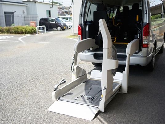 車いす対応リフト付き車両  