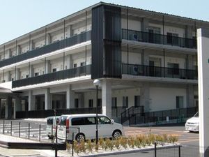 3階建ての建物外観  