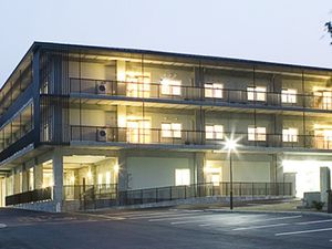 夕景の施設外観  