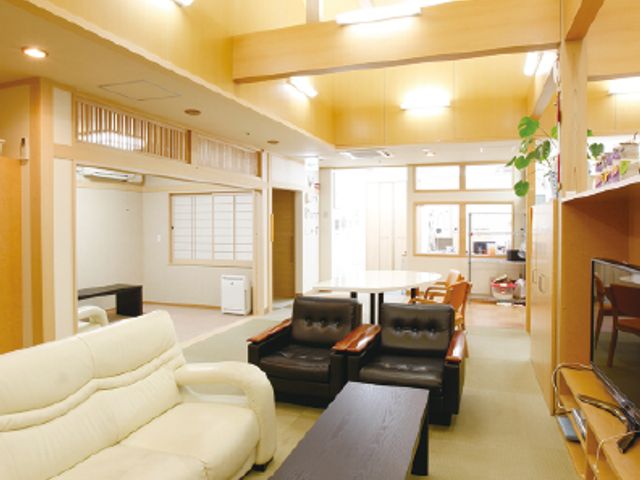 居心地の良いラウンジ ラウンジ ゆったりとしたソファが配置された落ち着いた雰囲気のラウンジです。共有スペースでの寛ぎや交流の場としてご利用いただけます。