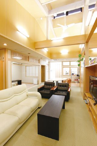 居心地の良いラウンジ ラウンジ ゆったりとしたソファが配置された落ち着いた雰囲気のラウンジです。共有スペースでの寛ぎや交流の場としてご利用いただけます。