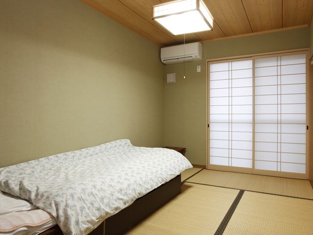居心地の良い和室 居室 落ち着いた色合いの和室は、布団が敷かれ快適にお休みいただける空間です。明るい雰囲気の中でリラックスしていただけることでしょう。