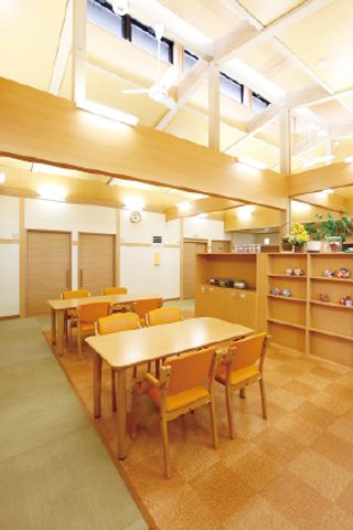 居心地の良い食堂 食堂 温かみのある木のテーブルが並ぶ食堂です。日中の光が差し込み、和やかな食事のひとときを演出しています。