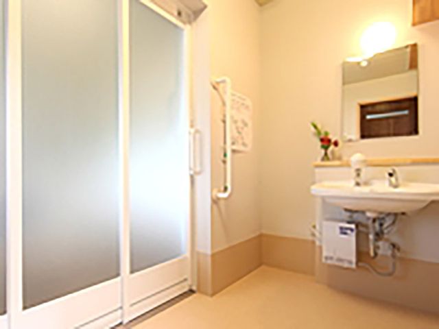 浴室の風景 浴室 明るい浴室には、手すりが設置されており、安全に利用できます。快適な環境が整っています。