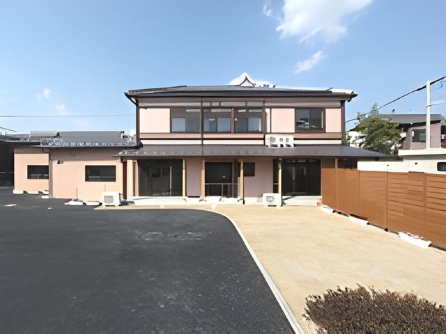 和風の建物外観 外観 落ち着いた色合いの和風の建物は、落ち着いた雰囲気で働きやすい環境を提供します。