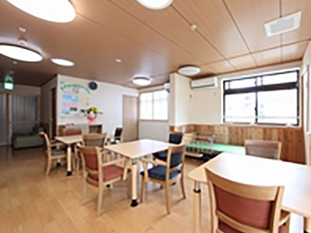 自然光のラウンジ ラウンジ 広々としたラウンジは、自然光が差し込み、リラックスした時間を過ごすことができます。
