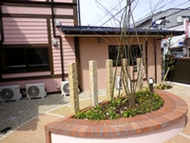 木や植物のある外観 外観 自然に囲まれた外観で、リラックスできる環境が整っています。施設周辺もきれいです。