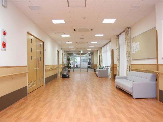明るい廊下 廊下 広々とした明るい廊下は、移動しやすく安全に配慮されています。快適な環境です。