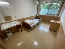明るい個室の居室