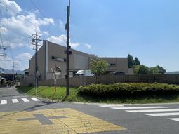静かな街角の外観