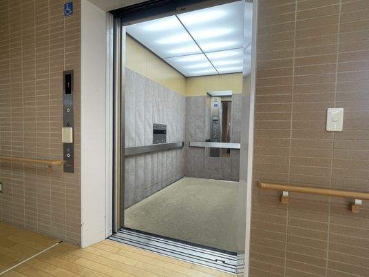 手すりと広々としたエレベーター