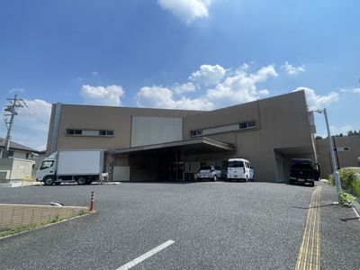 広々とした建物外観