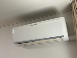 壁に取り付けられた空調
