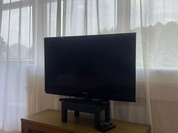 テレビと窓がある部屋