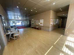 入ってくる自然光の廊下