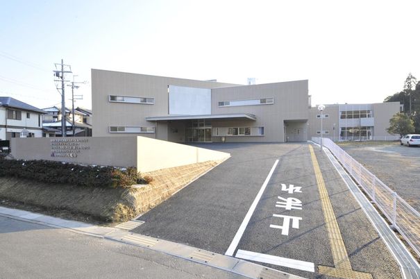 ゆったりとした建物の外観