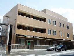 茶色い建物の外観