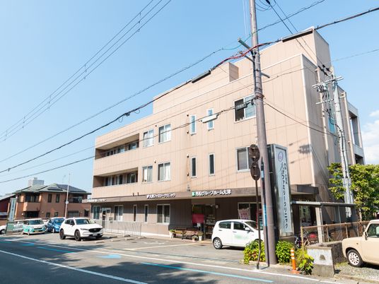 施設の外観と看板