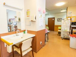 明るい洗面台と廊下