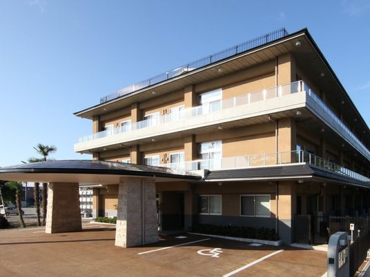 明るい外観の建物  