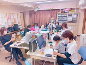 賑やかなスタッフルーム