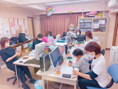 賑やかなスタッフルーム