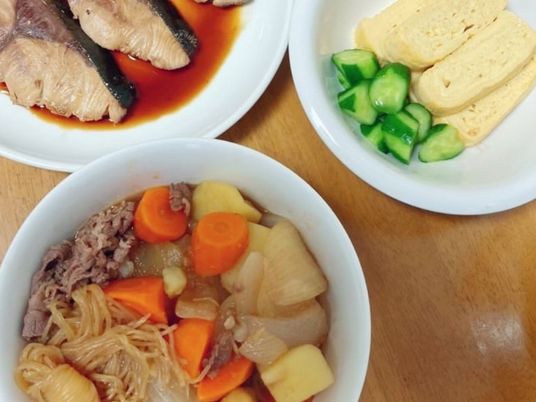 おいしそうな料理並びの食堂